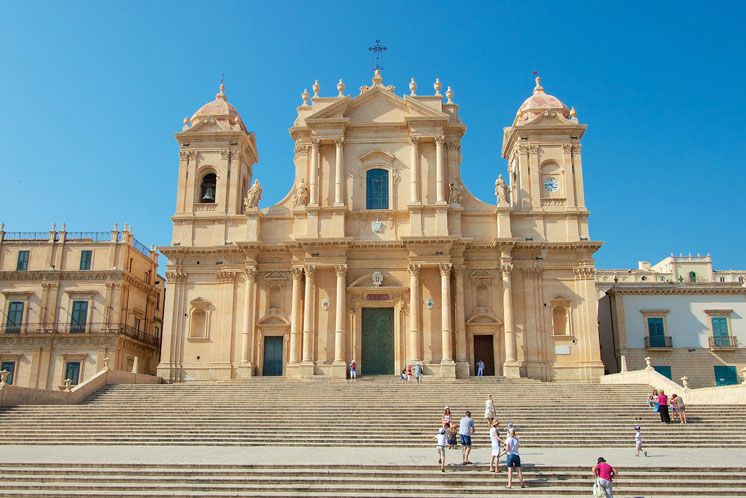 All’amata Chiesa di Noto e a Mons. Antonio Staglianò